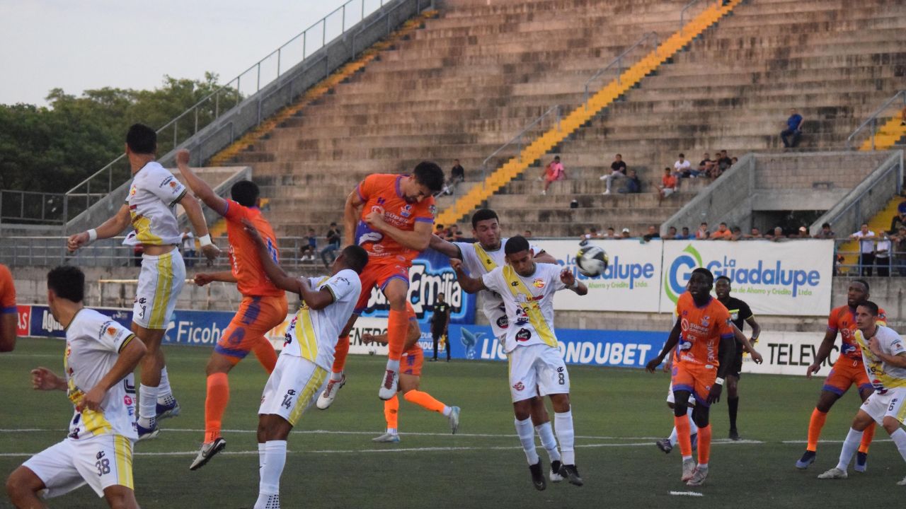 Génesis no baja los brazos y le saca un empate a Lobos UPNFM