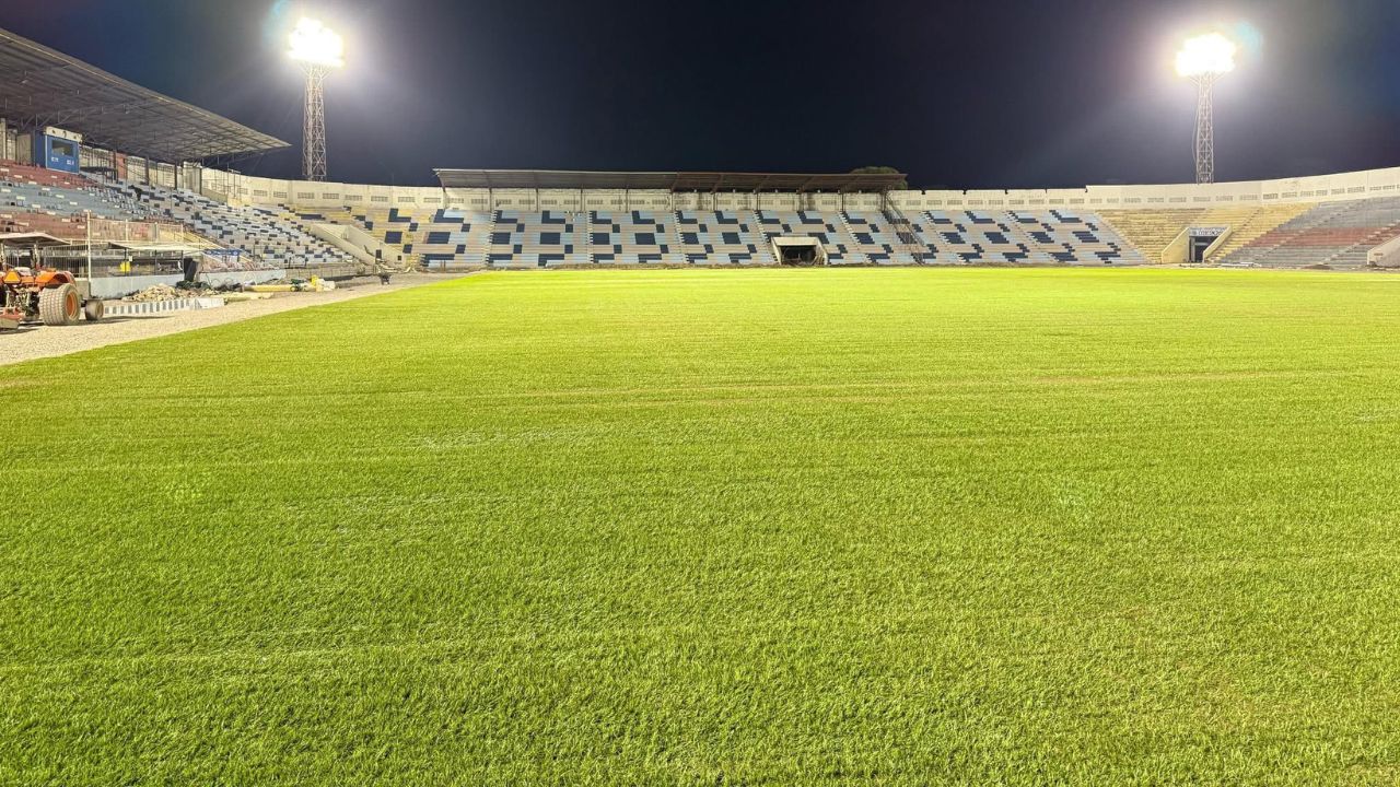 Finaliza sembrado de nueva grama del estadio Ceibeño y ya hay fecha de apertura