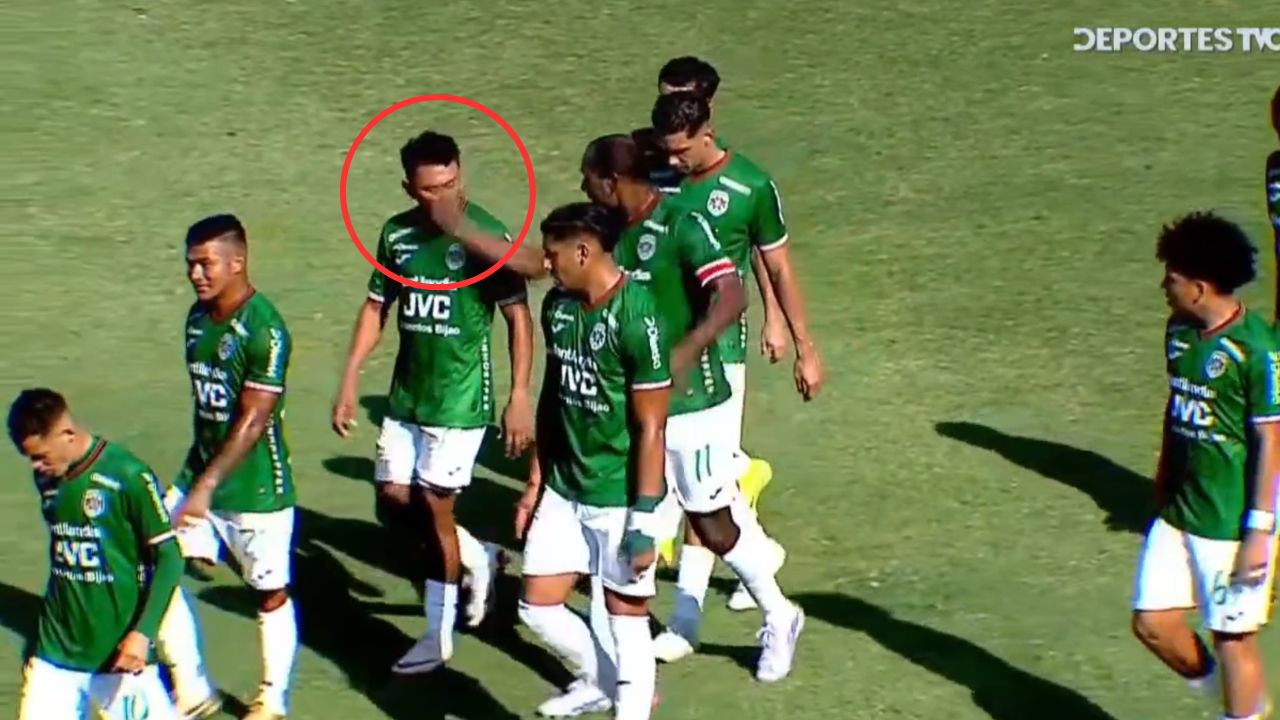 Juan Anangonó le pega una bofetada a Alexy Vega en pleno partido