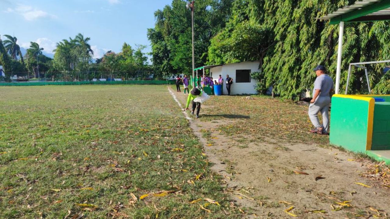 Árbitro suspende partido de Reservas tras notar algo raro en la cancha