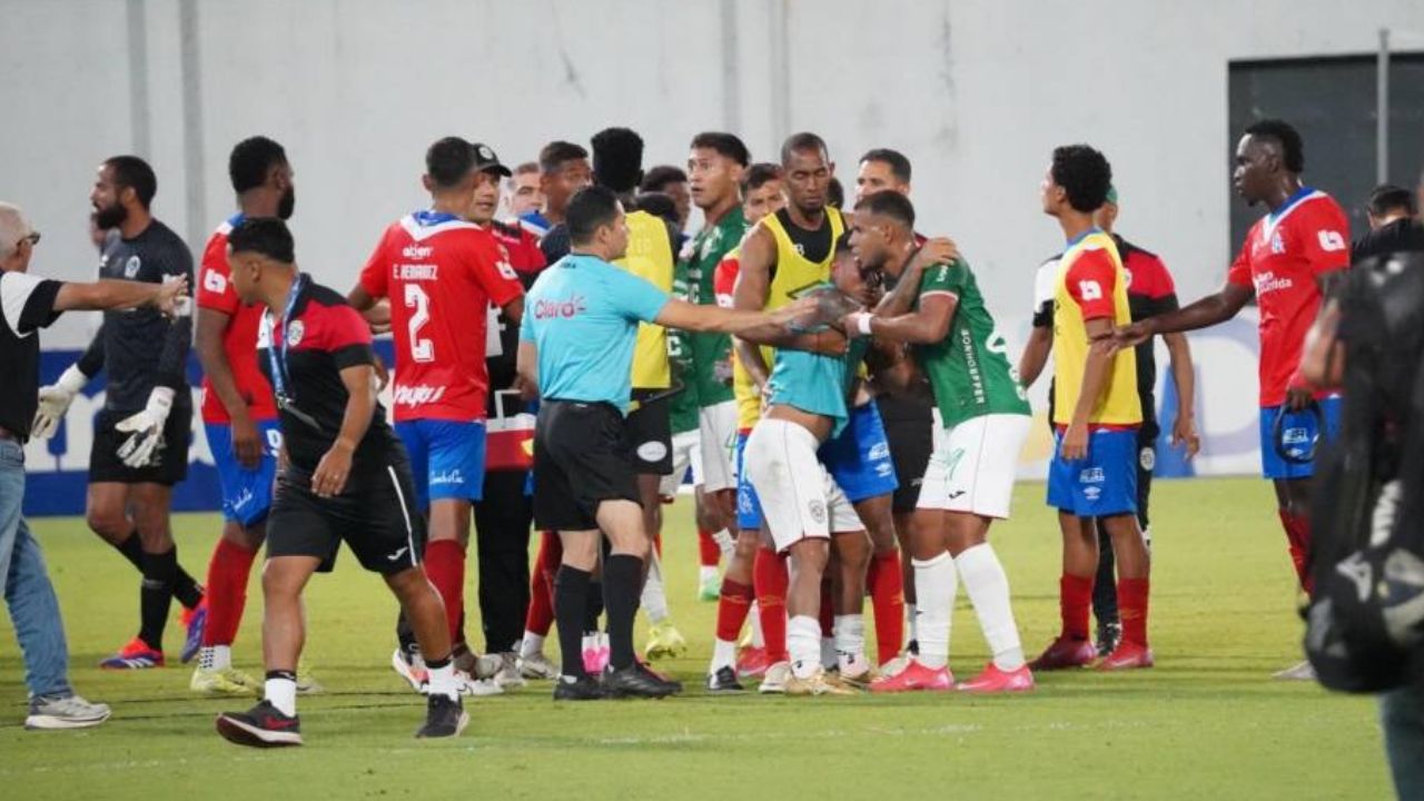 Pleito de jugadores de Olimpia y Marathón dejó dos expulsados y dos señalados