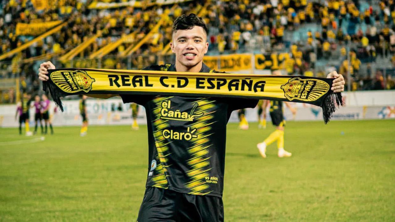 Roberto Osorto provoca asombro de scouter en Inglaterra