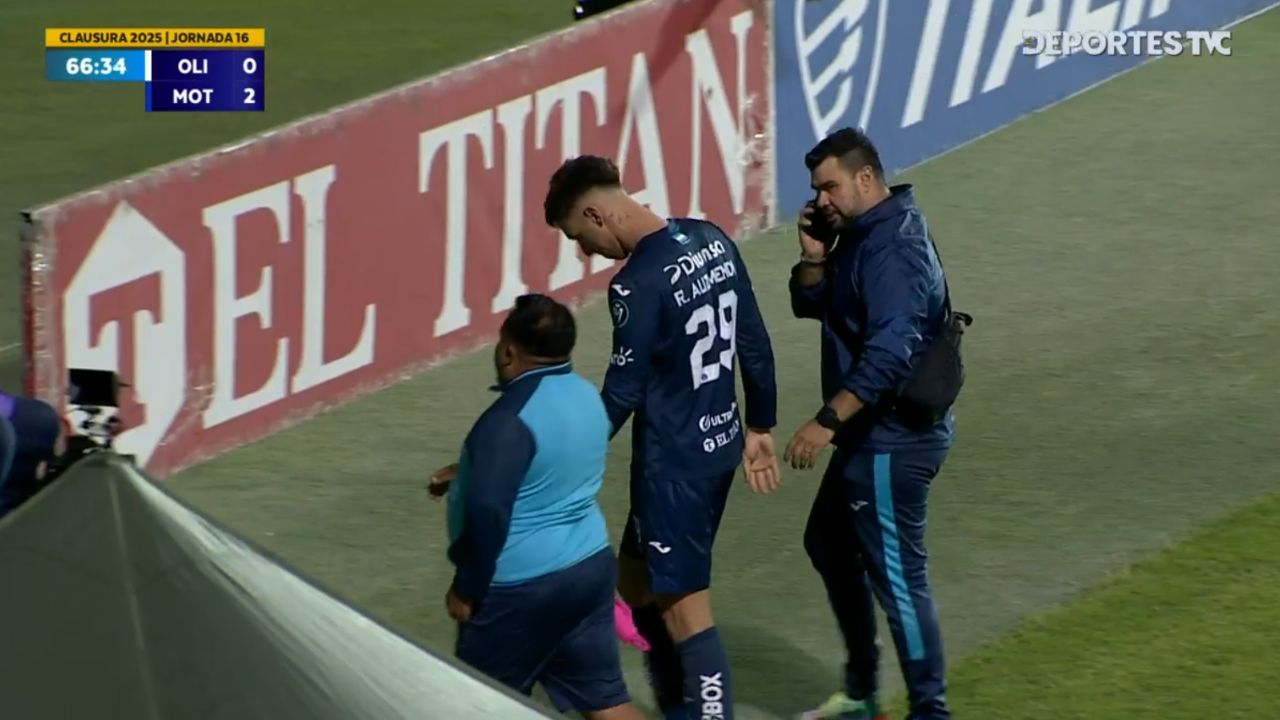 Rodrigo Auzmendi tuvo que ser trasladado al hospital a mitad del clásico Olimpia vs Motagua