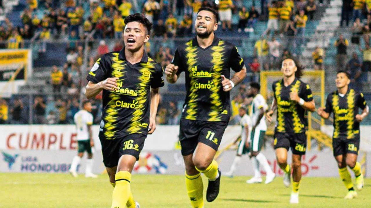 Real España golea a Juticalpa FC y amenaza el liderato del Olimpia