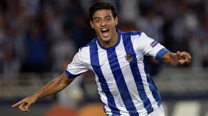 Carlos Vela celebrando con la camisa del la Real Sociedad
