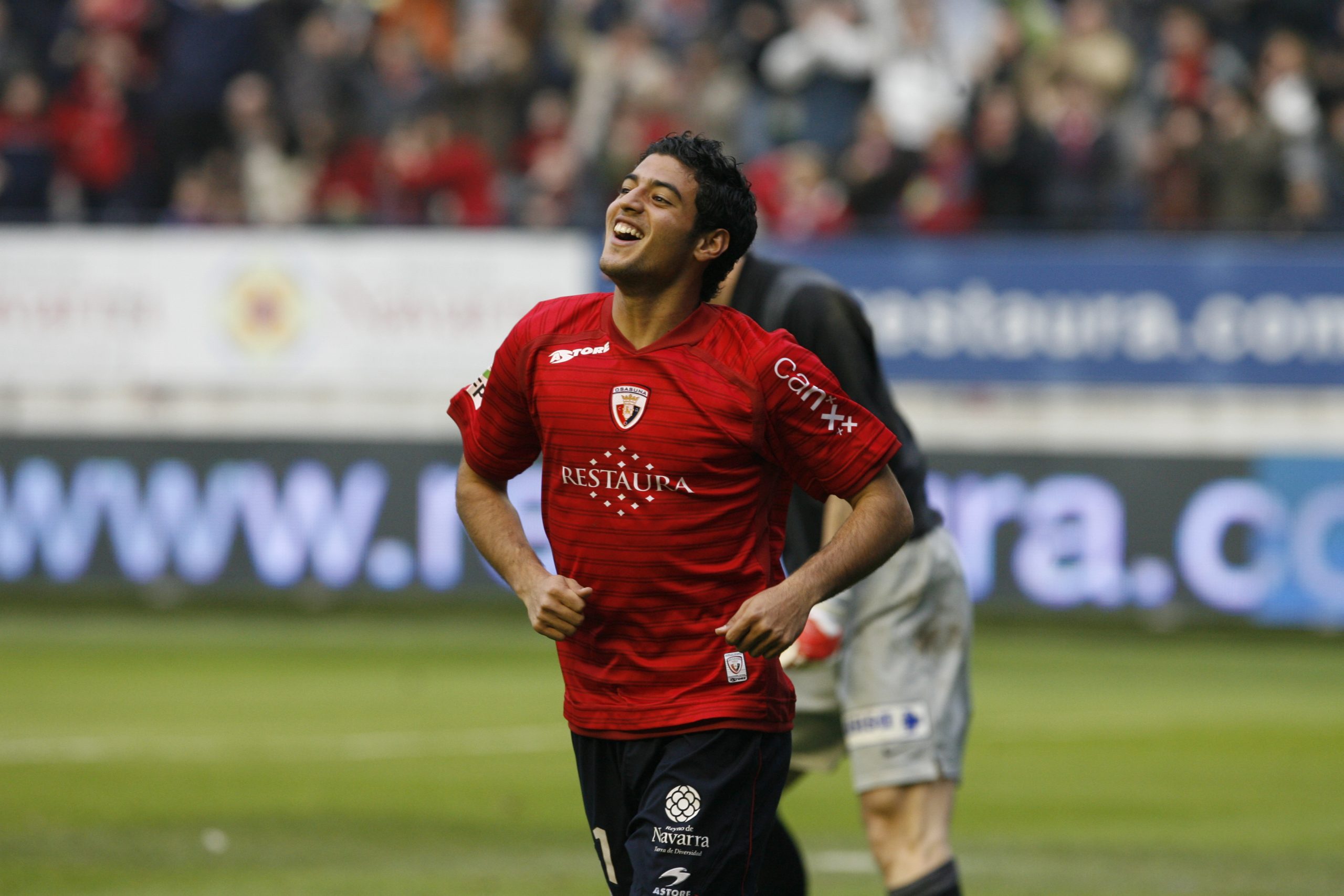 Carlos Vela con la camisa del Osasuna