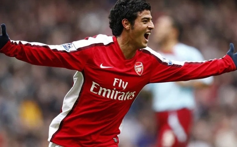 Carlos Vela celebrando con la camiseta del Arsenal