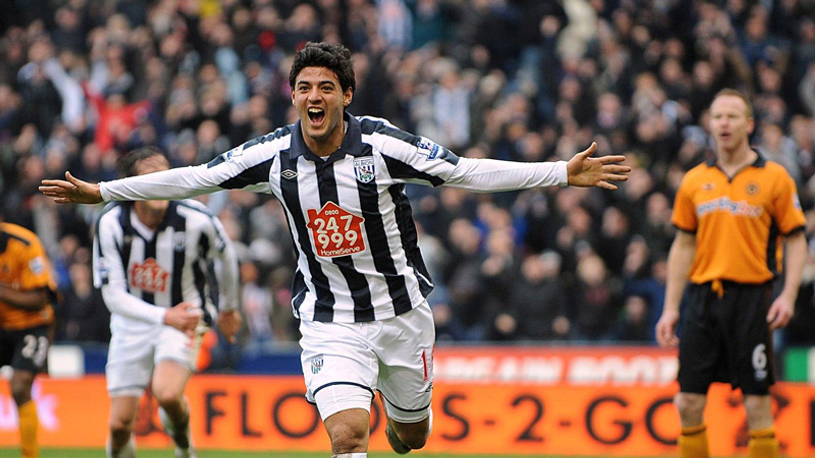 Carlos Vela extendiendo las manos celebrando el gol con el West Brom