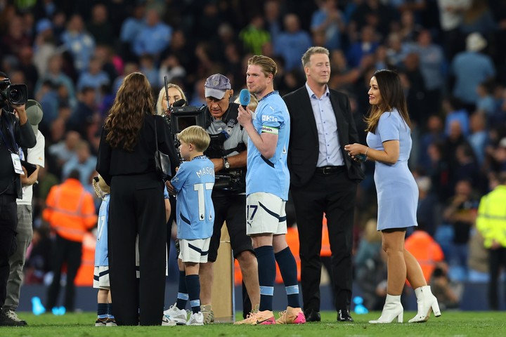 Kevin de Bruyne celebrando su homenaje junto a su familia
