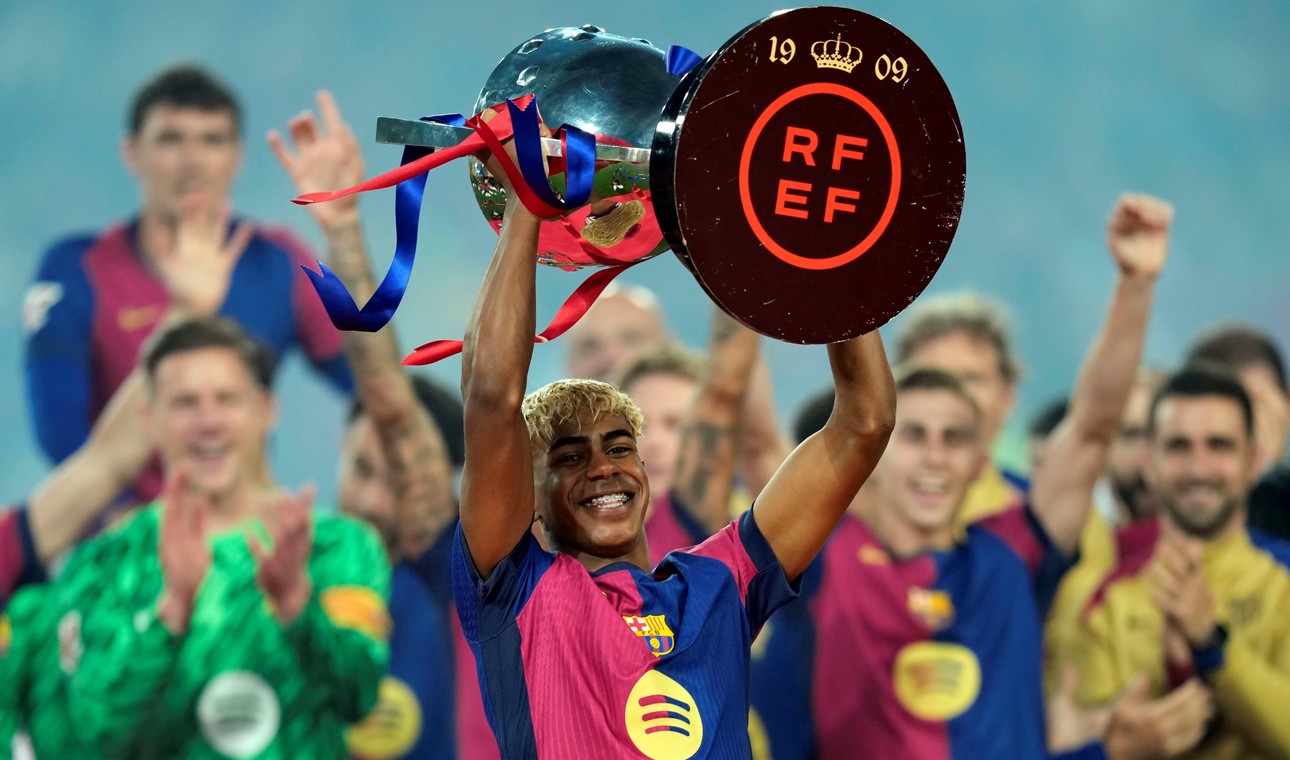 Lamine Yamal levantando la copa