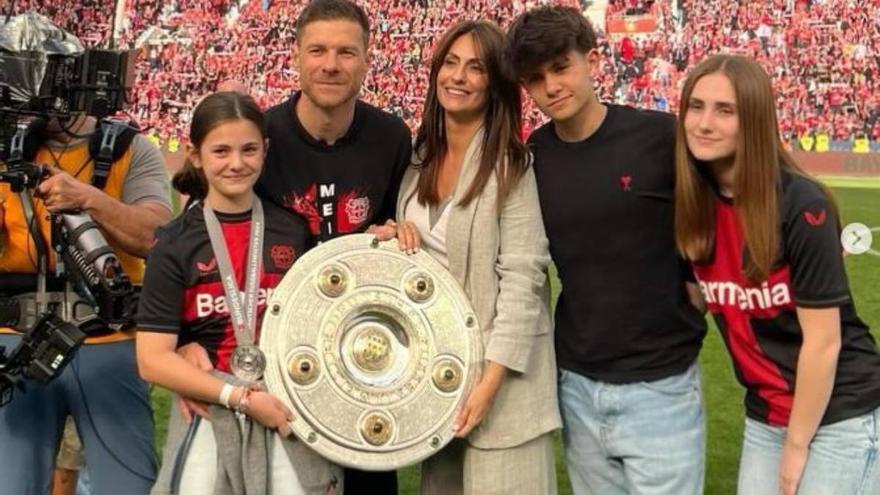 Xabi Alonso con su esposa e hijos
