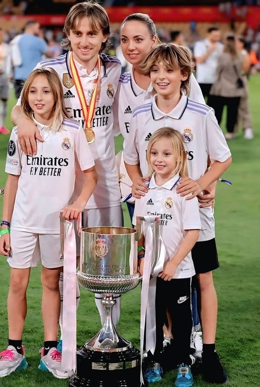 Luka Modric con su familia y la Copa del Rey abajo de ellos