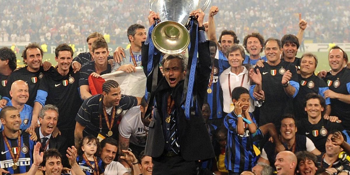 Mourinho levantando la Champions que ganó con el Inter