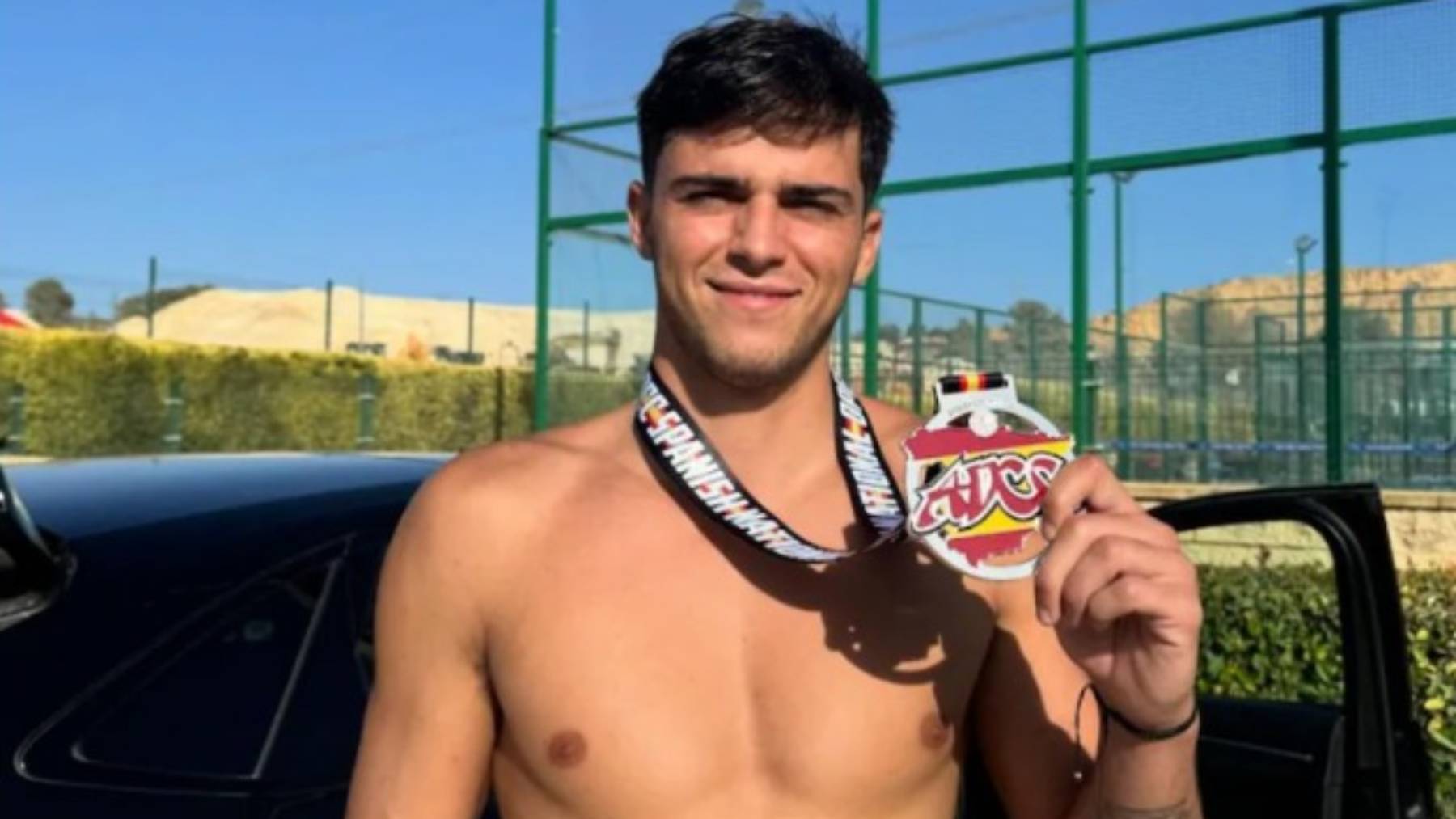 Pacho Martínez mostrando una medalla