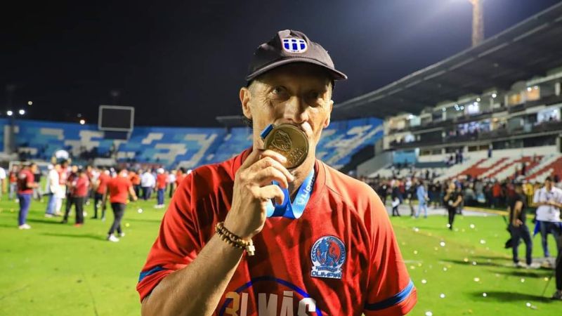 Pedro Troglio besando la medalla de campeón de la Liga Nacional de Honduras
