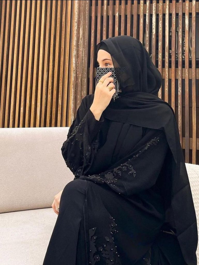 Rina Edbouche tapada con su hijab