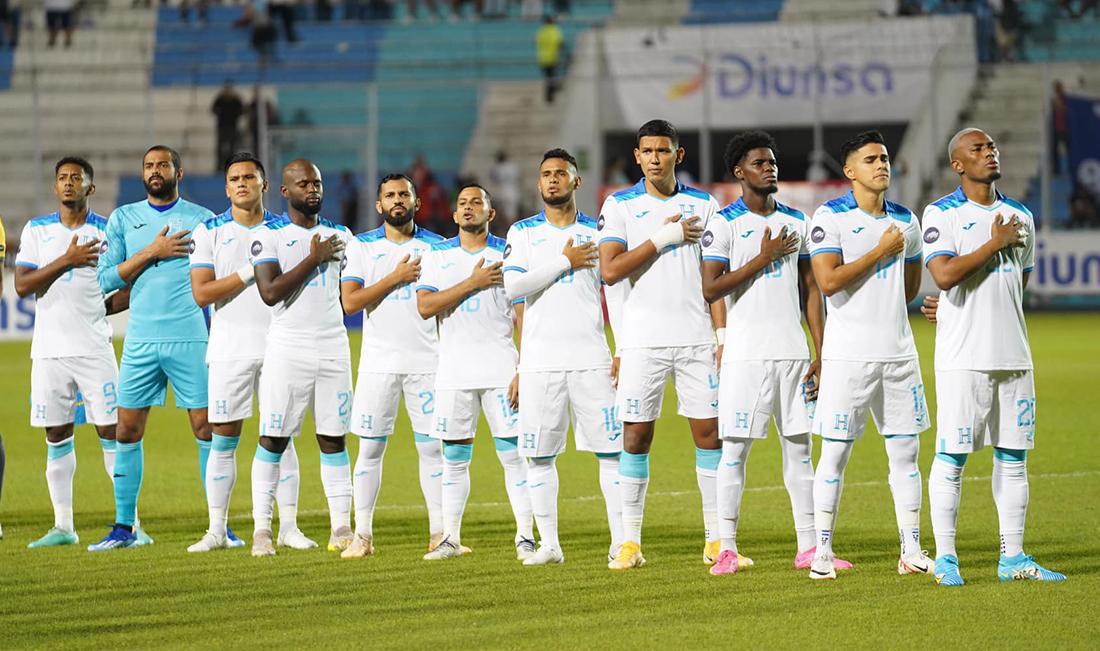 Los seleccionados nacionales de Honduras cantando el himno nacional.