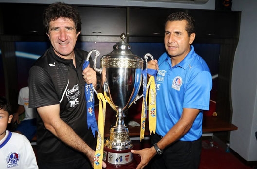 Hector Vargasy un asistente con el trofeo de Liga Nacional
