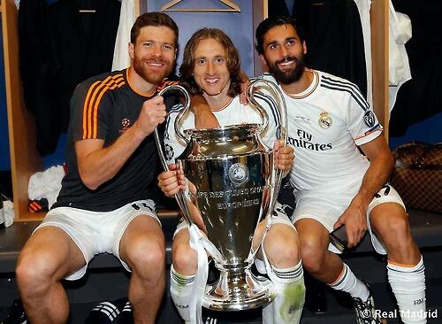Xabia Alonso a la par con Modric que está sosteniendo la copa y al lado Arbeloa