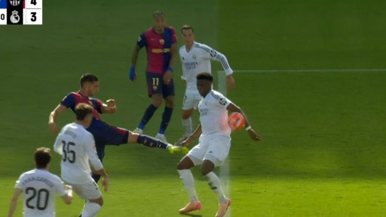 El penal que no pitó el árbitro en el clásico Barcelona vs Real Madrid