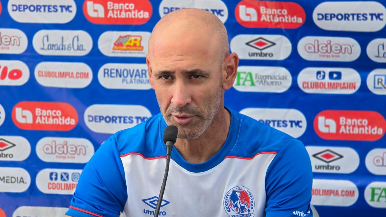 Eduardo Espinel reacciona sorprendido a la goleada de Motagua al Génesis