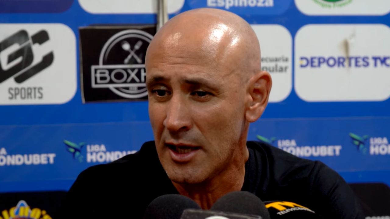 Eduardo Espinel señala cómo rompieron la defensa de Victoria y se rinde ante Jorge Álvarez