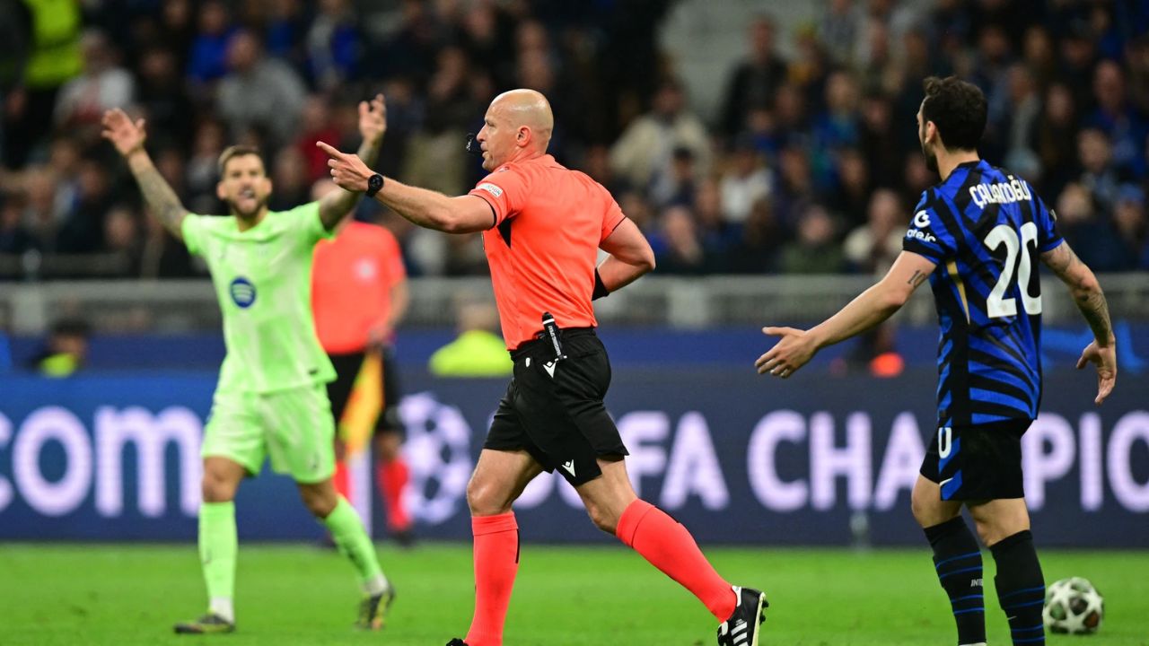 UEFA castiga a Szymon Marciniak tras polémicas en el Inter-Barcelona