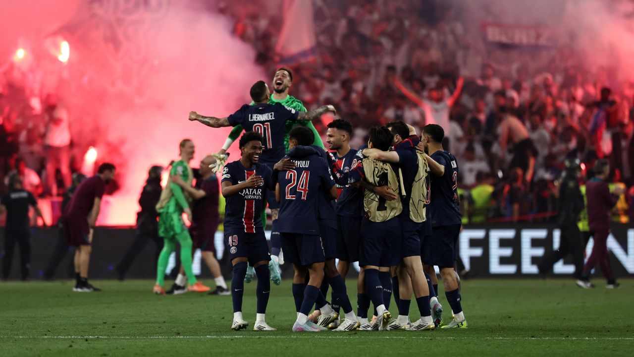 EL PSG aplasta al Inter de Milán y alza su primera orejona