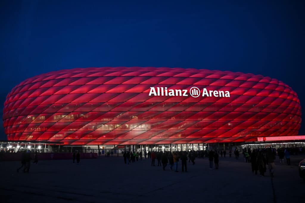 Allianz Stadium de rojo por la noche