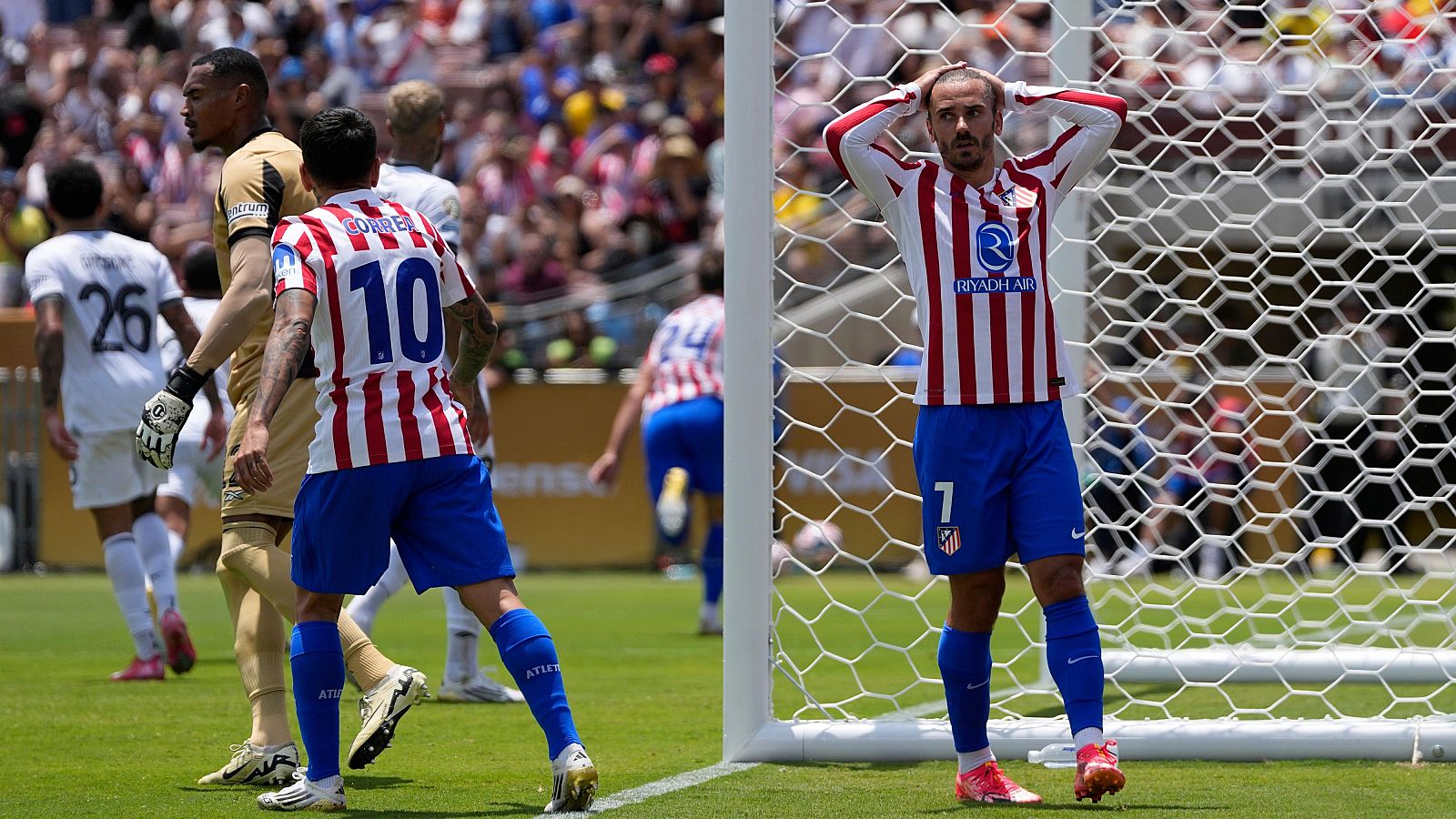 Jugadores del Atlético de Madrid lamentándose