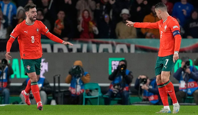 Bruno Fernandez corriendo hacia Cristiano Ronaldo que lo esta señalanado 