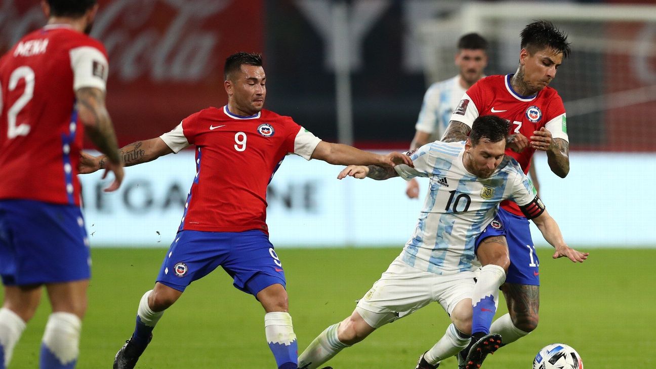 Jugadores de Argentina peleándose el balón con los jugadores de Chile 