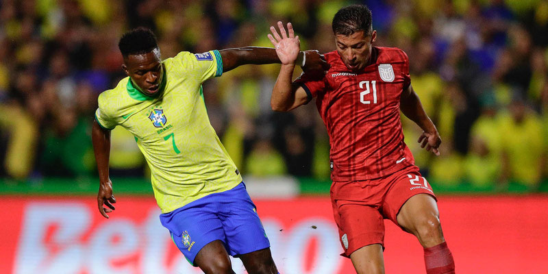Jugador de Brasil disputándose el balón con jugador de Ecuador  l