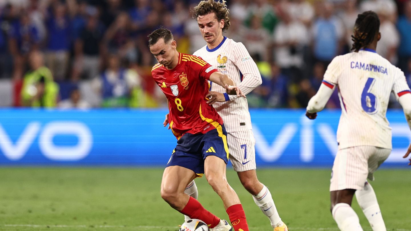 Fabian Ruíz siendo marcado por Griezman 