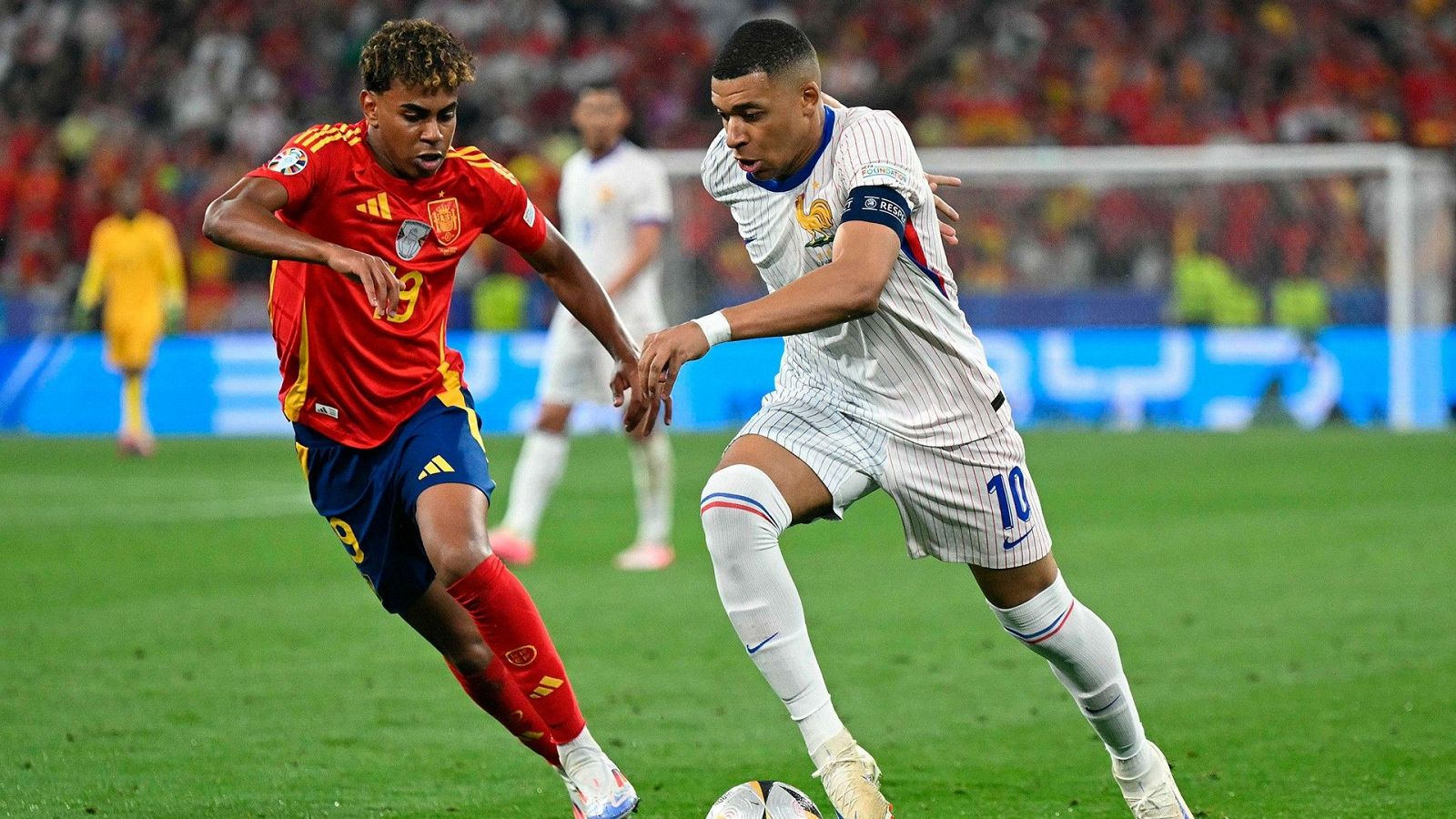 Lamine Yamal marcando a Kylian Mbappe 