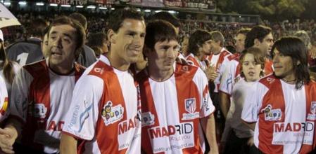 Maxi Rodríguez junto a Lionel Messi ambos vistiendo la camisa del Atlético de Madrid