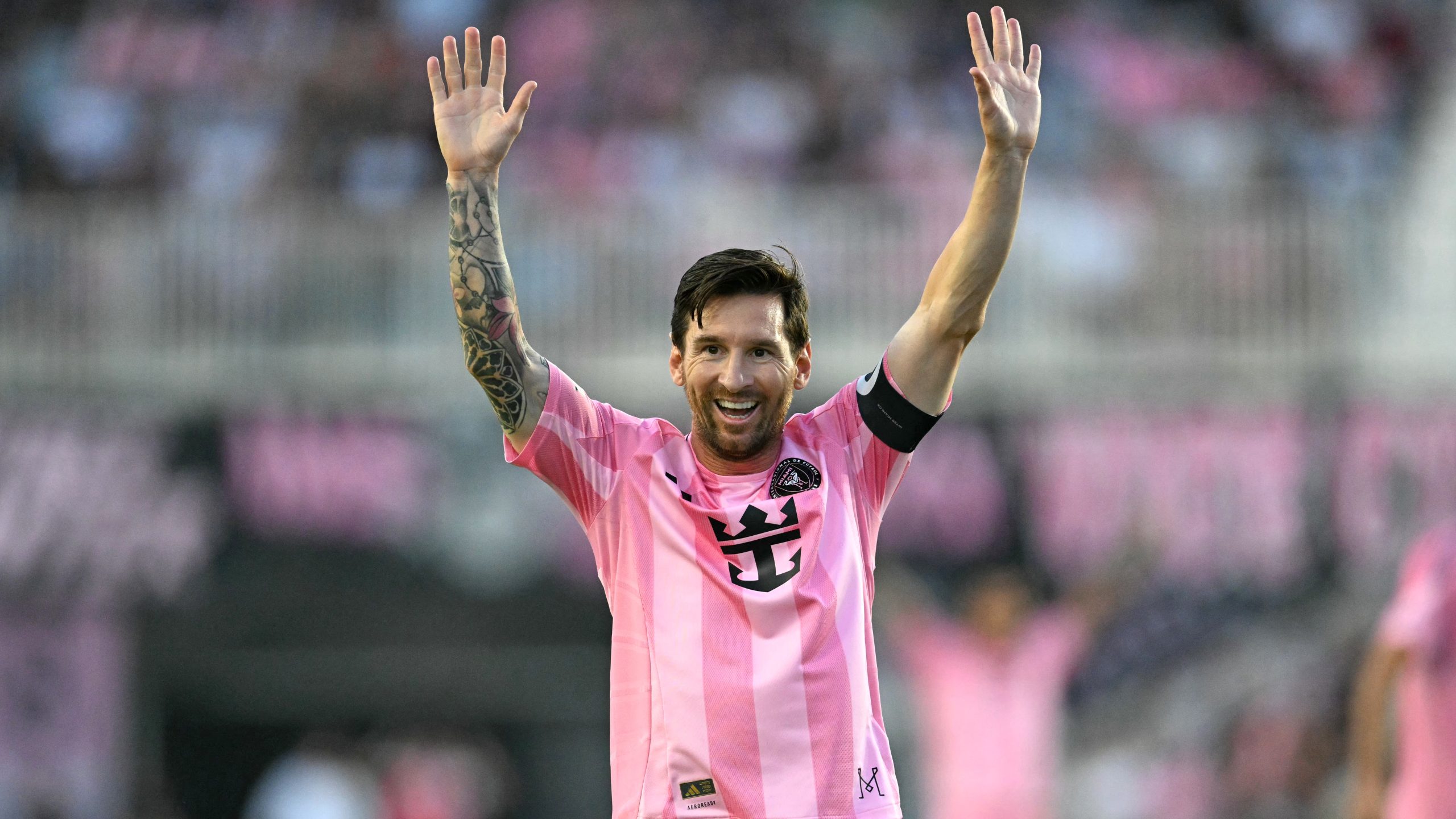 Messi levantando las manos