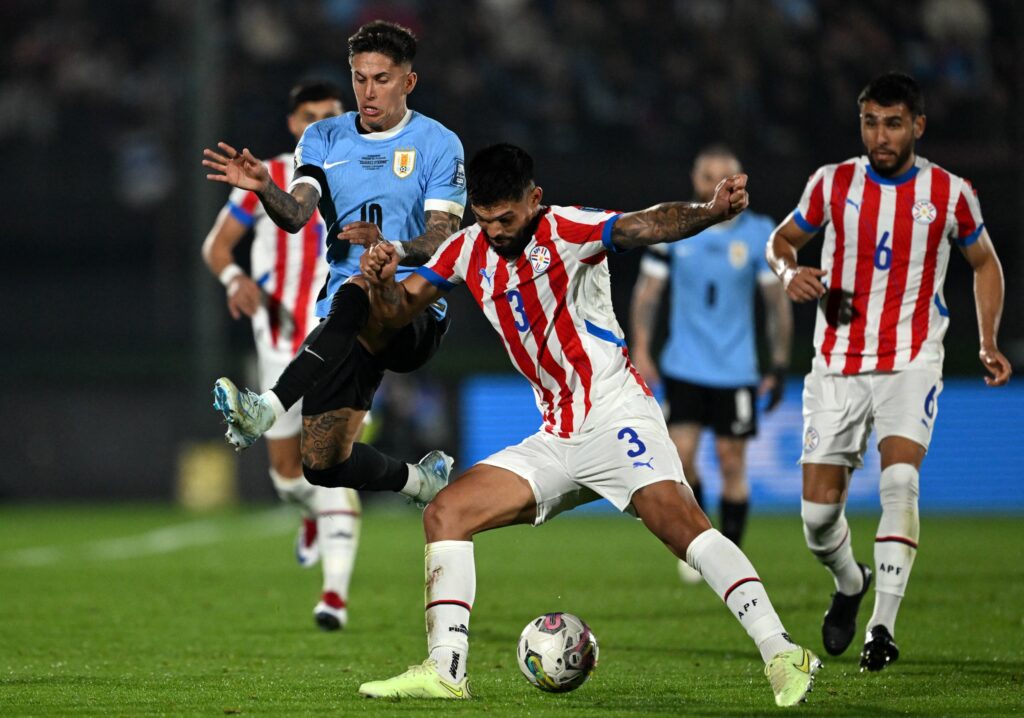 Jugador de Uruguay disputándose el balón con jugador de Uruguay 