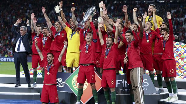 La selección de Portugal celebrando el título de UEFA Nations League