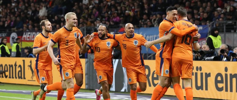 La selección de Holanda celebrando