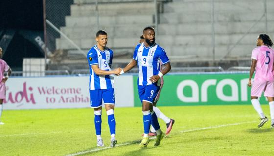 Dos jugadores de Honduras dándose la mano