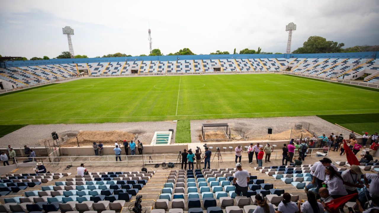 Estadio Ceibeño entra en su etapa final tras instalación de grama híbrida