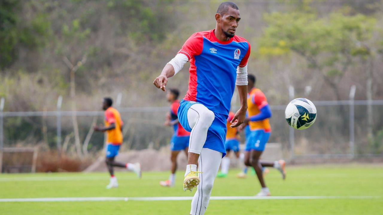 Jerry Bengtson conoce el equipo donde jugará el torneo Apertura 2025-26