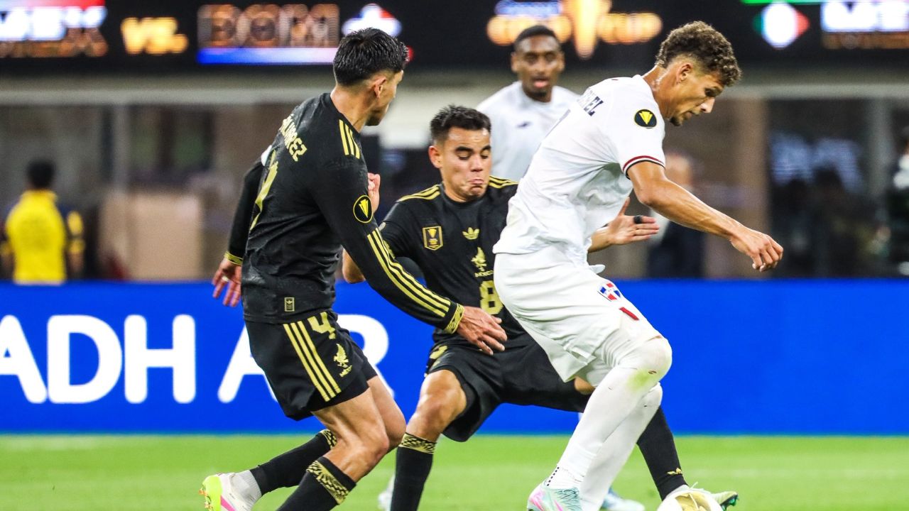 México sufre para vencer a una combativa República Dominicana