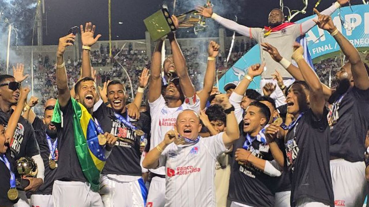 Futbolista de Olimpia presume su título de campeón en vacaciones por Dubai