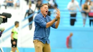 Hernán Tota Medina regresa al ruedo y es presentado por su nuevo club