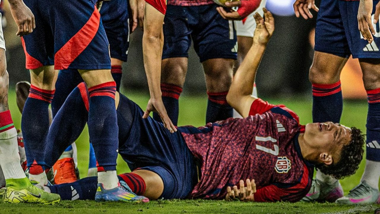 Jugador de Costa Rica sufre grave lesión en pleno inicio de Copa Oro