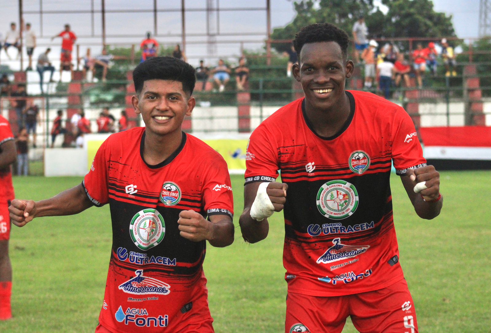 dos jugadores del Choloma celebrando
