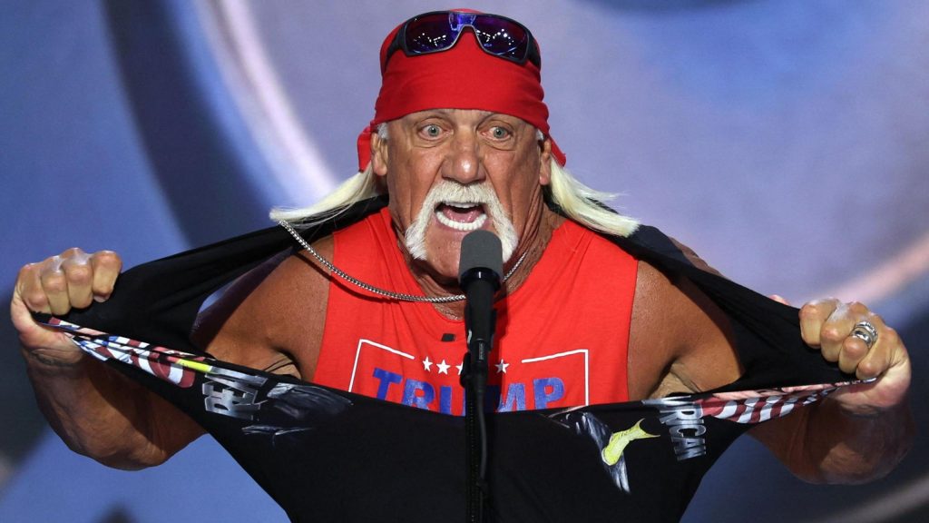Hulk Hogan rompiéndose un camisa