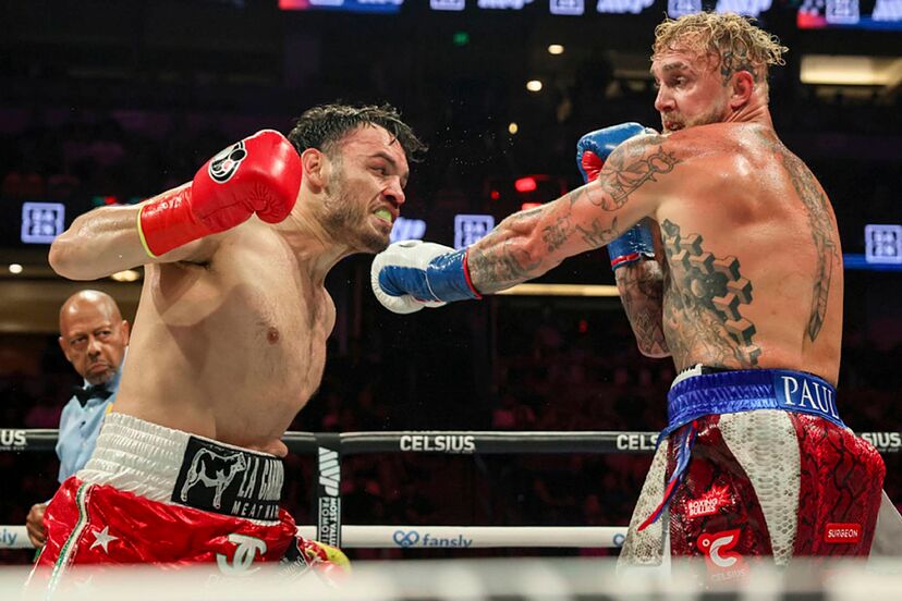 Julio Cesar Chavez Jr. en medio del combate ante Jake Paul